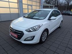 Weiß Gebraucht 2016 Hyundai i30 Limousine | 8.590 € (Fairer Preis)