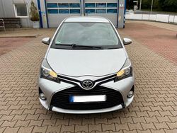 Grau Gebraucht 2015 Toyota Yaris Kleinwagen | 7.799 € (Fairer Preis)