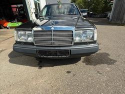 Schwarz Gebraucht 1990 Mercedes E300 Van / Kleinbus | 7.600 €