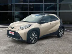 Ginger beige metallic/ night sky black Gebraucht 2022 Toyota Aygo X-plore Kleinwagen | 14.990 € (Fairer Preis)