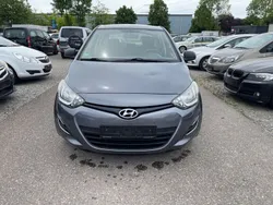 Grau Gebraucht 2014 Hyundai i20 Trend Limousine | 3.100 € (Fairer Preis)