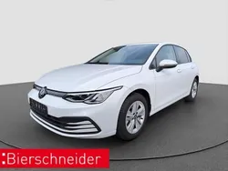 Oryxweiß (metallic) Gebraucht 2024 VW Golf VIII Life Limousine | 25.690 € (Fairer Preis)
