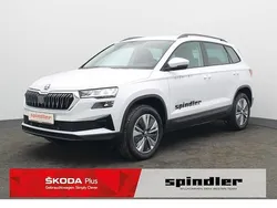 Moonweiss metallic met. Gebraucht 2023 Skoda Karoq Selection SUV | 34.880 € (Fairer Preis)