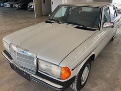 Beige Gebraucht 1979 Mercedes 230 Limousine | 13.890 €