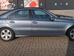 Blau Gebraucht 2003 Mercedes E220 Avantgarde Limousine | 3.250 €