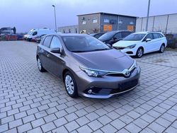 Grau Gebraucht 2017 Toyota Auris Hybrid Comfort Limousine | 12.950 € (Fairer Preis)