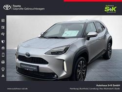 Shimmering silver metallic Gebraucht 2023 Toyota Yaris Hybrid Connect Style SUV | 24.980 € (Fairer Preis)