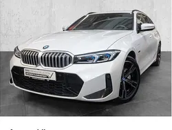 Weiß Gebraucht 2022 BMW 330e M Sport Kombi | 35.970 € (Fairer Preis)