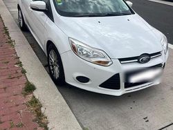 Weiß Gebraucht 2015 Ford Focus Limousine | 6.999 €