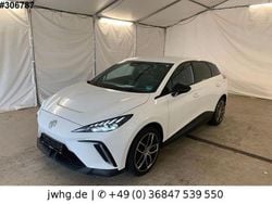 White / dover white uni Gebraucht 2023 MG MG4 EV Luxury Kleinwagen | 18.980 € (Guter Preis)