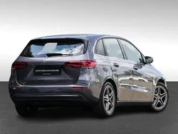 Grau Gebraucht 2019 Mercedes B180 AMG Van / Kleinbus | 22.639 € (Fairer Preis)