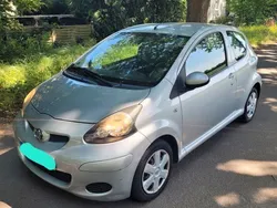 Silber Gebraucht 2011 Toyota Aygo City Kleinwagen | 2.200 € (Fairer Preis)