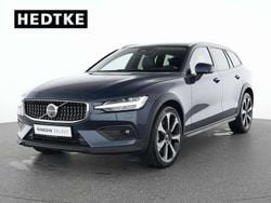 Blau Gebraucht 2024 Volvo V60 CC Ultimate Kombi | 44.990 € (Fairer Preis)