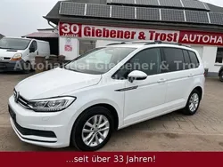 Weiß Gebraucht 2016 VW Touran Comfortline Van / Kleinbus | 16.900 €