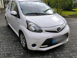 Weiß Gebraucht 2012 Toyota Aygo Kleinwagen | 2.800 €