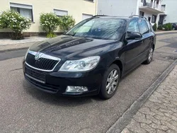 Schwarz Gebraucht 2011 Skoda Octavia Elegance Kombi | 6.900 € (Guter Preis)