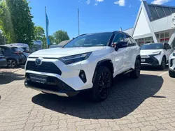 Platinumweiß perleffekt / dach schwarz Gebraucht 2023 Toyota RAV4 Hybrid Basis SUV | 42.450 € (Etwas zu teuer)