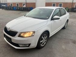 Weiß Gebraucht 2015 Skoda Octavia Ambition Limousine | 4.700 € (Fairer Preis)