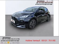 Schwarz metallic Gebraucht 2023 Toyota Yaris Hybrid Team Kleinwagen | 20.500 € (Fairer Preis)