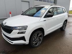 Moonwhite metallic Neu 2025 Skoda Karoq SportLine SUV | 40.940 € (Fairer Preis)
