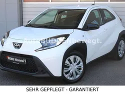 Weiß Gebraucht 2022 Toyota Aygo Play Kleinwagen | 13.800 € (Fairer Preis)