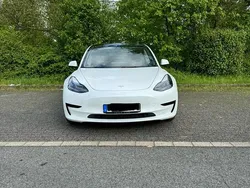 Weiß Gebraucht 2022 Tesla Model 3 Standard Range Plus Limousine | 32.000 € (Etwas zu teuer)