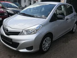 Silber Gebraucht 2012 Toyota Yaris Limousine | 5.498 € (Fairer Preis)