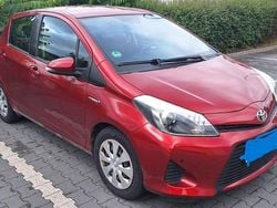 Rot Gebraucht 2014 Toyota Yaris Hybrid Kleinwagen | 8.300 € (Etwas zu teuer)