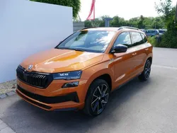 Orange Gebraucht 2024 Skoda Karoq SportLine SUV | 33.023 € (Fairer Preis)