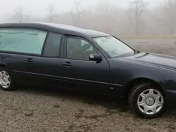 Schwarz Gebraucht 2000 Mercedes E220 Classic Limousine | 8.888 €