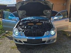 Silber Gebraucht 2007 Mercedes E420 Avantgarde Limousine | 10.300 €