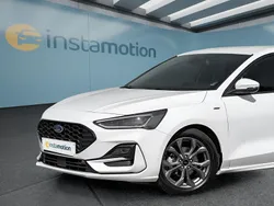 Weiß Gebraucht 2024 Ford Focus Limousine | 26.349 € (Fairer Preis)