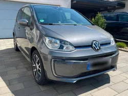 Grau Gebraucht 2022 VW e-up! Style Kleinwagen | 16.700 € (Etwas zu teuer)