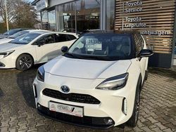 Platinweiss metallic, dach schwarz Gebraucht 2022 Toyota Yaris Hybrid Elegant | 24.750 € (Etwas zu teuer)