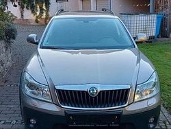 Andere farben Gebraucht 2013 Skoda Octavia Scout Kombi | 9.999 €