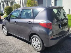 Grau Gebraucht 2012 Toyota Verso-S Van / Kleinbus | 1.800 €