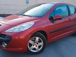 Rot Gebraucht 2007 Peugeot 207 Limousine | 1.500 € (Fairer Preis)