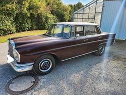 Rot Gebraucht 1964 Mercedes W111 Limousine | 10.500 €