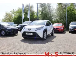 Schneeweiß Gebraucht 2022 Toyota Aygo X-play Kleinwagen | 12.990 €