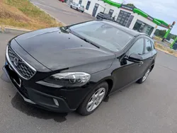 Schwarz Gebraucht 2016 Volvo V40 CC Momentum Kombi | 12.900 €