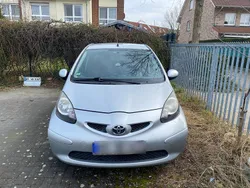 Silber Gebraucht 2009 Toyota Aygo Kleinwagen | 2.000 €