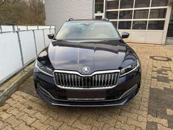 Plumblau metallic Gebraucht 2023 Skoda Superb LAURIN & KLEMENT Kombi | 38.890 € (Guter Preis)