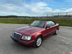 Rot Gebraucht 1993 Mercedes E220 Sportline Cabrio | 15.750 €