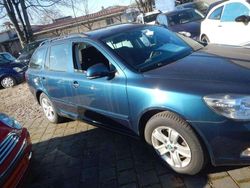 Lavablau metallic Gebraucht 2012 Skoda Octavia Ambition Kombi | 10.999 € (Teuer)