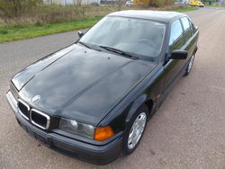 Schwarz Gebraucht 1997 BMW 316 Limousine | 1.950 € (Superpreis)