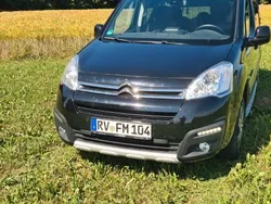 Schwarz Gebraucht 2016 Citroën Berlingo XTR Van / Kleinbus | 10.990 € (Fairer Preis)