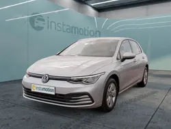 Silber Gebraucht 2022 VW Golf VIII Life Limousine | 20.240 € (Fairer Preis)