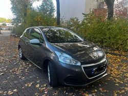 Grau Gebraucht 2018 Peugeot 208 Kleinwagen | 6.000 €