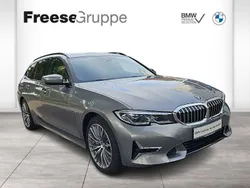 Grau Gebraucht 2022 BMW 330e Luxury Line Kombi | 36.490 € (Fairer Preis)