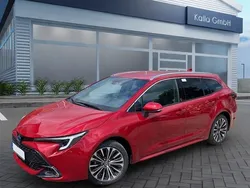 Karminarot metallic Gebraucht 2024 Toyota Corolla Team Kombi | 32.680 € (Teuer)